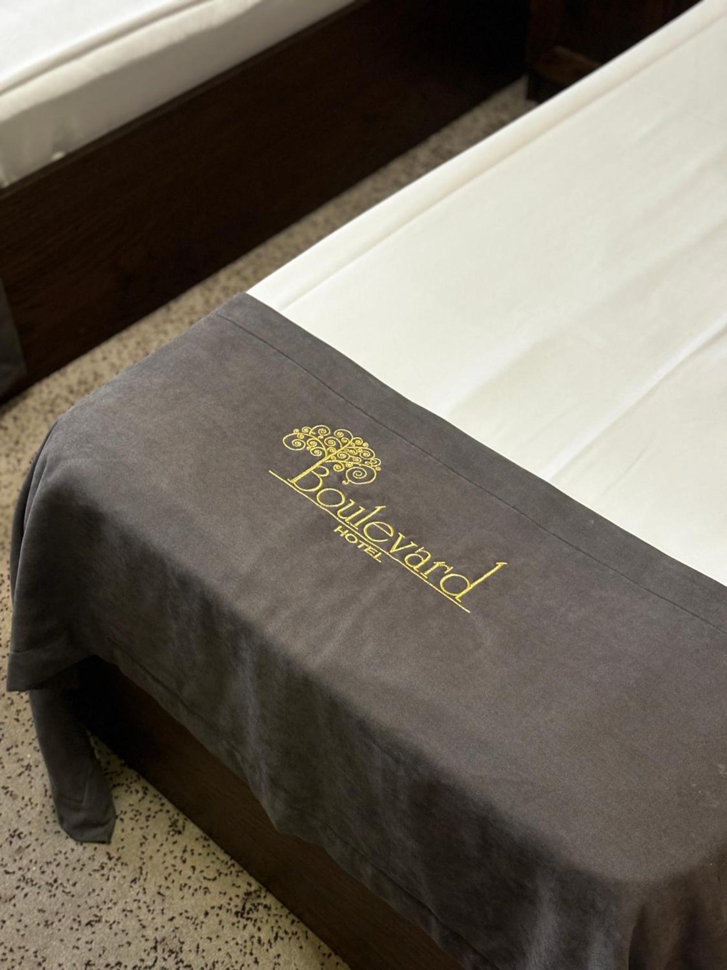 Boulevard Hotel Ереван Екстериор снимка