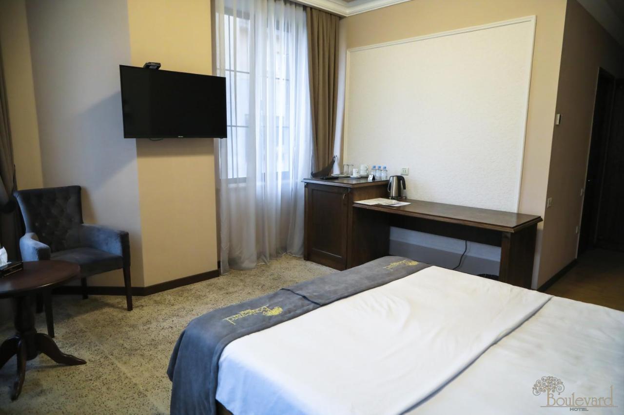 Boulevard Hotel Ереван Екстериор снимка